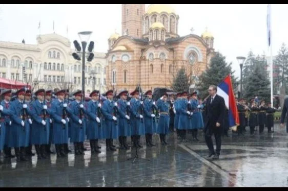 Vučić i Dodik prisustovovali podizanju zastava Srbije i RS-a, pa održali sastanak u Banjoj Luci