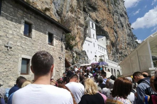 OTIŠLA SAM NA OSTROG I DOŽIVJELA ŠOK ŽIVOTA: Sveštenik je rekao svima da izađu, pala sam na koljena i počela da VRIŠTIM