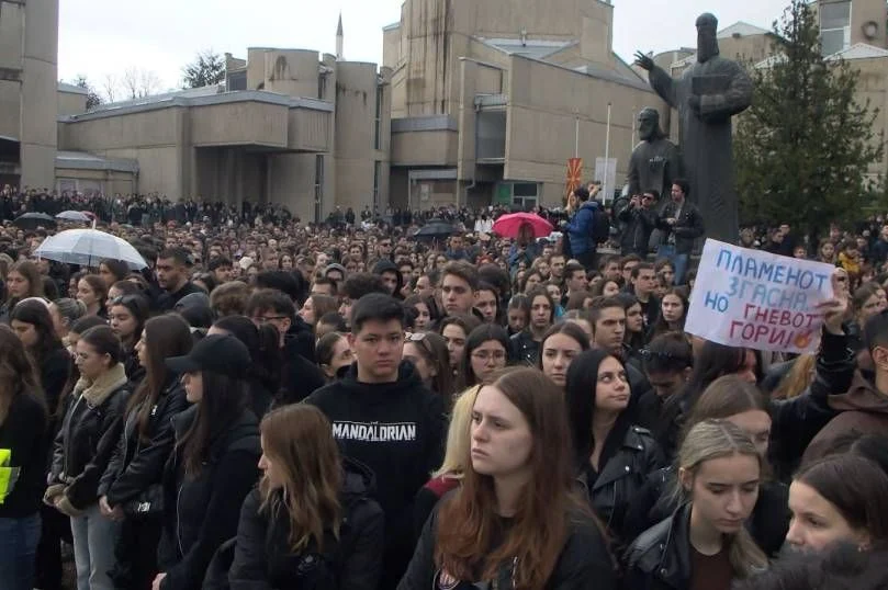 IZBIO HAOS U KOČANIMA! Devastiran kafić vlasnika noćnog kluba i zgrada općine (VIDEO)