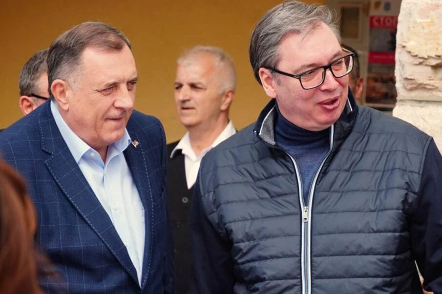 NAKON FIJASKA NA SKUPU U BEOGRADU: “Vučić sprema krvavi scenarij, na skupu nisu slučajno bili…”