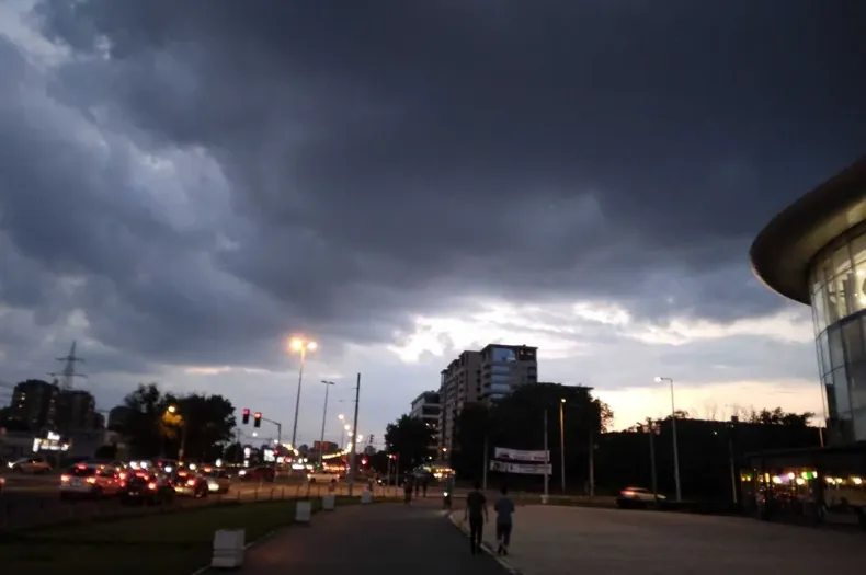 “BOŽE, SPASI NAS! OVO UOPŠTE NIJE PRIRODNO!” Apokaliptične scene u Aranđelovcu (VIDEO)